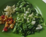Foto langkah ke 7 dari resep Indomie Goreng Pete Acar Timun Lombok Ijo Praktis.