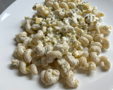 Foto del paso 5 de la receta: Ensalada de pasta con queso y pepinillos 🥒🧀