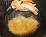 A picture of step 1 of Caramelized Braised Tuna.