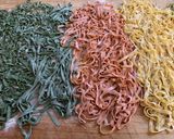 Foto del passaggio 6 della ricetta Ravioli colorati, ricotta e prezzemolo saltati burro e salvia, e tagliatelle tricolore al pomodoro