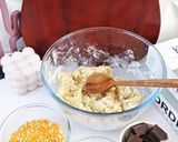 Foto langkah ke 4 dari resep Banana Bomb.