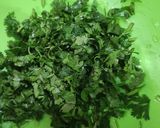 صورة لخطوة 1 من وصفة سبانخ بالكزبره الخضراء ☘️🌿