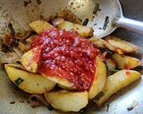 A picture of step 4 of Schezwan potato.
