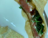 Foto del paso 3 de la receta: Tortilla media luna con tomate, aguacate, rúcula y queso. Topping de salsa de yogur