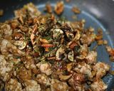 Foto del paso 6 de la receta: Arroz con Butifarra, Rovellons, Trompetas de la Muerte y Champiñones Portobello