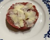 Foto del passaggio 2 della ricetta Tartare di manzo con uovo poche e tartufo nero