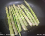 Foto del paso 1 de la receta: Merluza con crema de espárragos trigueros