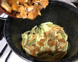 Foto del paso 5 de la receta: Fusilli con pechuga de pollo fileteada y tortilla francesa