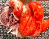 Lilahagymás paradicsomsaláta recept fázis 2 fotója