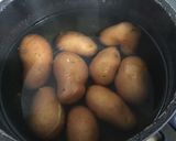 Une image de l'étape 2 de Salade de pommes de terre aux tomates, poivrons, artichauts et olives.