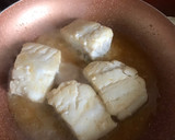 Foto del paso 6 de la receta: Bacalao con gambones al ajillo y habas con ajos tiernos
