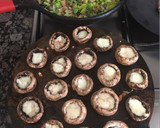 Foto del paso 5 de la receta: Champiñones rellenos de queso con salteado de puerro🍄