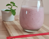 Foto del paso 2 de la receta: Licuado de banana y frutillas 🍌 🍓 sin endulzar