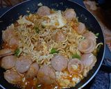 Foto langkah ke 7 dari resep Mie Sosis Telur Pedas Manis.