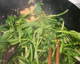 Hình bước làm 2 của món Ngồng cải hoa vàng xào tôm giá