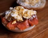 Foto del paso 4 de la receta: Montado de salmón y queso con huevo revuelto