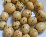 Foto del paso 2 de la receta: Pollitos al horno con patatitas a la mantequilla