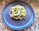 Foto del passaggio 7 della ricetta Insalatina di calamari e cipolle
