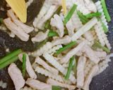 รูปขั้นตอนการทำที่ 4 ของ ผัดหมูยอดมะพร้าวใส่หน่อไม้ฝรั่ง (คลีน)