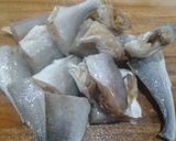 Hình bước làm 1 của món Khô cá đù kho thịt ba chỉ