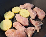 Foto del paso 2 de la receta: Solomillo de cerdo 🐷 en salsa, con verduras al vapor 🥔🧄