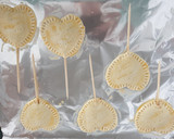 Foto del paso 9 de la receta: Piruletas corazón de hojaldre relleno de mermelada