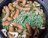 Foto del paso 7 de la receta: Longanizas con guisantes y huevos de codorniz