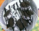 A picture of step 4 of Oreo icecream sandwich.