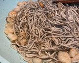 Foto del paso 3 de la receta: Spaghetti al nero di sepia con gambitas y gulas