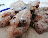Foto del paso 5 de la receta: Pollo y conejo adobado en freidora de aire con salsa trufada