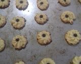 Foto langkah ke 4 dari resep Kue Semprit Bunga 1 Kg.