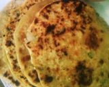 A picture of step 3 of Mooli paratha.