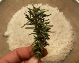 Foto del paso 4 de la receta: Pargos a la sal con aromas de te verde rosas, romero y manzanilla flor