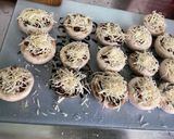 Une image de l'étape 5 de Champignons farcis aux tomates, emmental et coriandre.