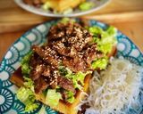 Foto del paso 5 de la receta: Ternera en salsa hoisin sobre gofre de kéfir y fideos konjac