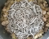 Foto del paso 9 de la receta: Espaguetis negros con gulas, champiñones y gambas