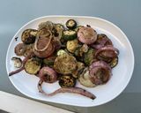 Une image de l'étape 10 de Courgettes et duo d’oignons grillés au zaatar et herbes aromatiques.