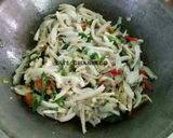 Foto langkah ke 5 dari resep Tumis Jamur Tiram Cabe Hijau.