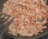 Foto del paso 1 de la receta: Huevo poché con tomate y picadillo de pollo