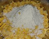 Foto langkah ke 3 dari resep Perkedel jagung gurih.