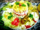 Ensalada de huevo y mimosa con verduras, atún