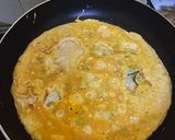 Gambar langkah 4 resipi Cheesy Omelette Wrap.