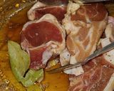 Foto del paso 2 de la receta Chuletas de cordero mallorquín fritas con ajos, laurel, oliva virgen