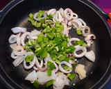 Foto del paso 3 de la receta: Arroz negro con dorada al horno