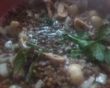 Foto del paso 2 de la receta: Guiso  de lentejas, remolacha, hierbas aromáticas y agua de mar