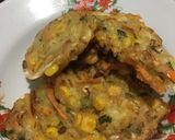 Foto langkah ke 4 dari resep Bakwan Sayur ft Jagung.