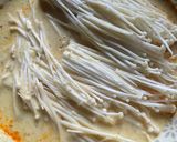 Gambar langkah 4 resipi Cendawan Enoki Goreng.