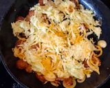 Cukkini lepény kolbásszal sajttal🧅🧀🥒 recept fázis 2 fotója