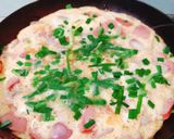Hình bước làm 3 của món Trứng chiên thịt xúc xích