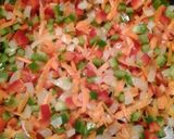 Foto del paso 2 de la receta: Tomates rellenos con arroz, pollo y verduras